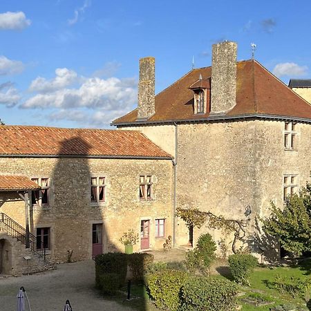 Le Vieux Chateau Airvault Exterior foto