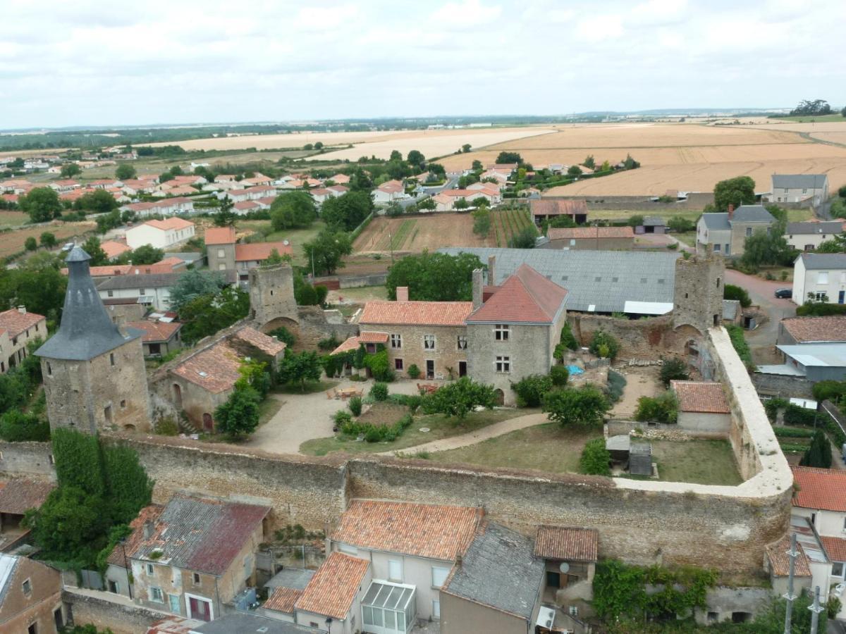 Le Vieux Chateau Airvault Exterior foto