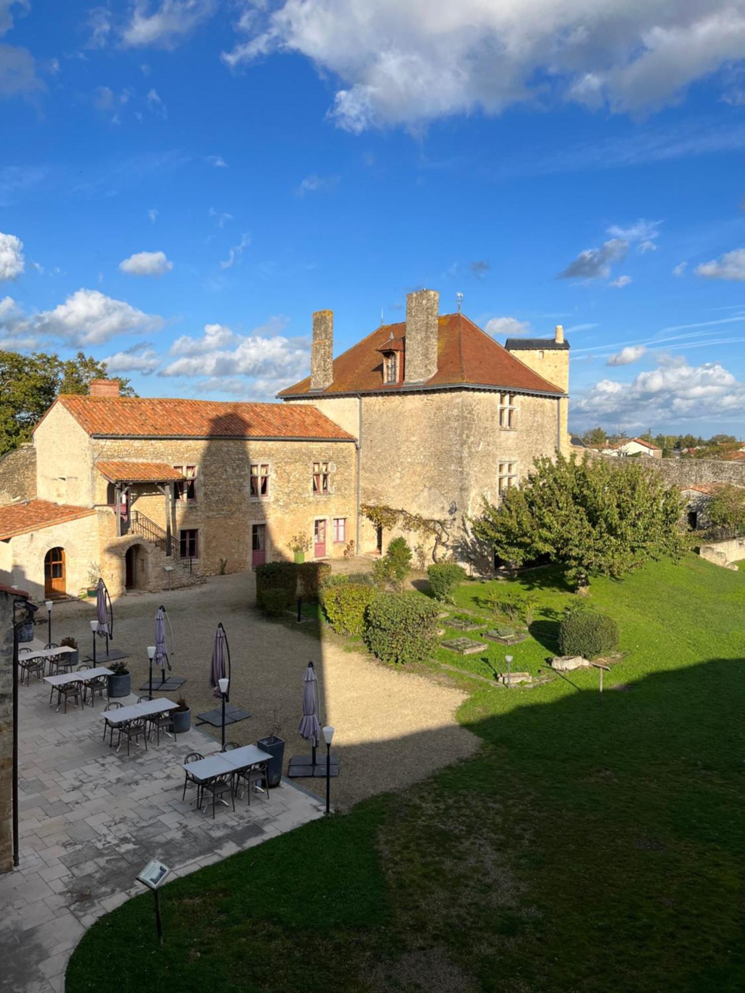 Le Vieux Chateau Airvault Exterior foto