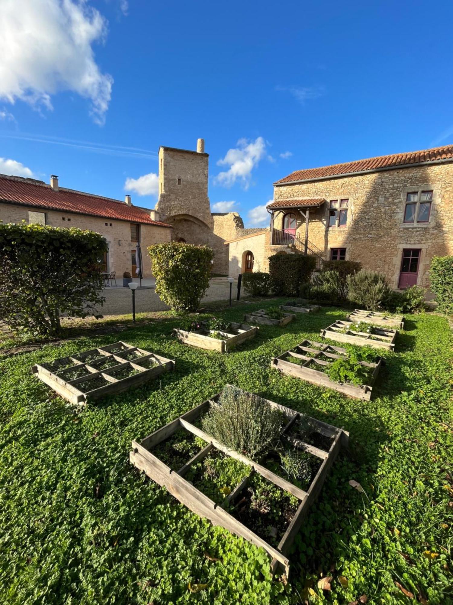 Le Vieux Chateau Airvault Exterior foto
