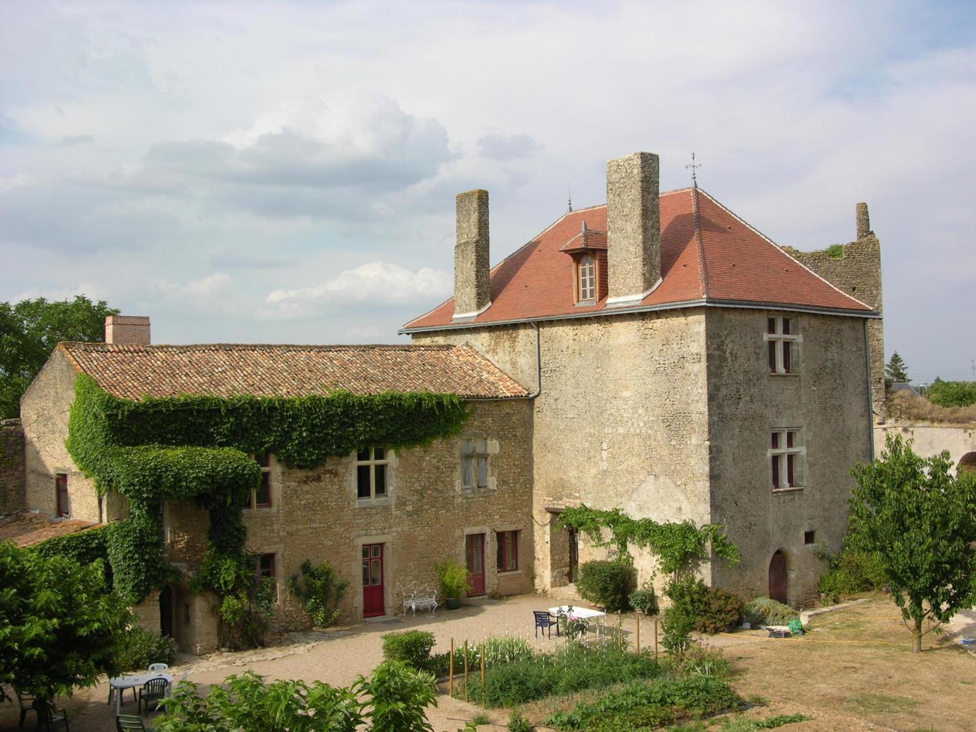 Le Vieux Chateau Airvault Exterior foto