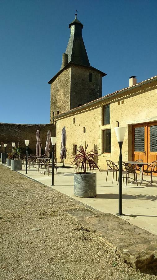 Le Vieux Chateau Airvault Exterior foto