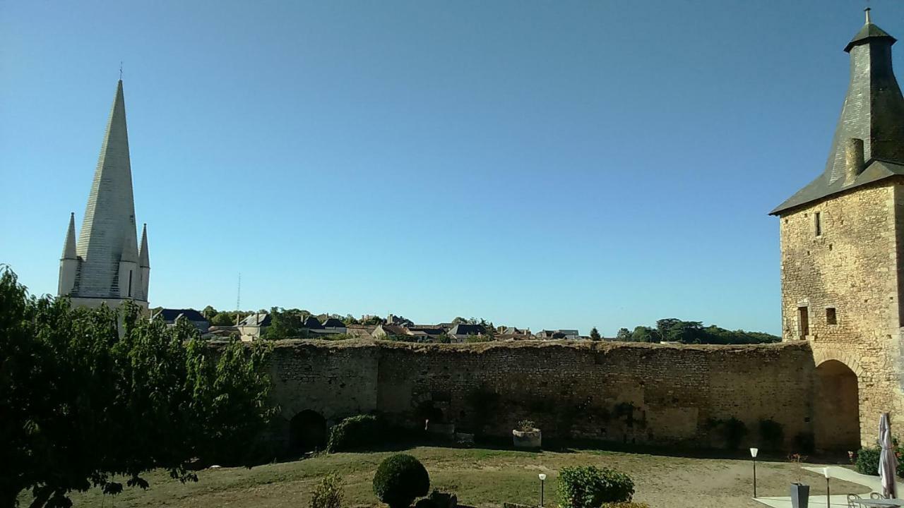 Le Vieux Chateau Airvault Exterior foto
