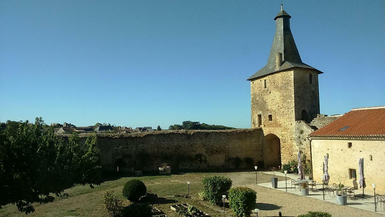 Le Vieux Chateau Airvault Exterior foto