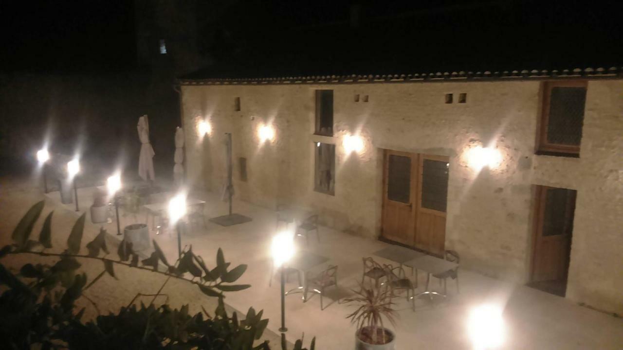 Le Vieux Chateau Airvault Exterior foto